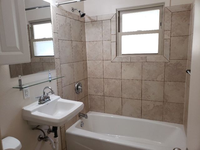 911 E Rodgers Drive, Fayetteville, AR 72701