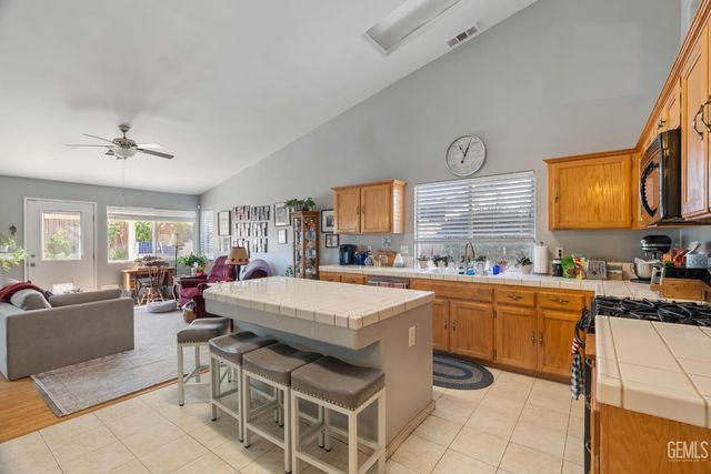 11505 Orchard Park Drive, Bakersfield, CA 93311