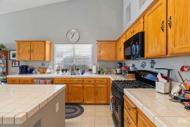 11505 Orchard Park Drive, Bakersfield, CA 93311