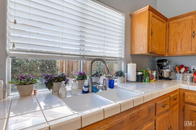 11505 Orchard Park Drive, Bakersfield, CA 93311