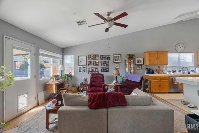 11505 Orchard Park Drive, Bakersfield, CA 93311