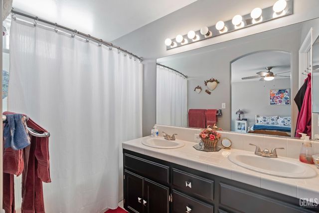 11505 Orchard Park Drive, Bakersfield, CA 93311