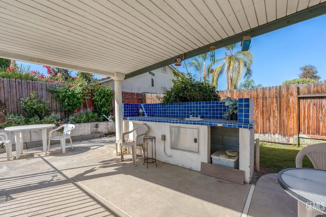 11505 Orchard Park Drive, Bakersfield, CA 93311