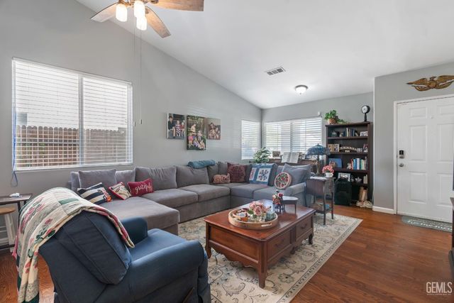 11505 Orchard Park Drive, Bakersfield, CA 93311