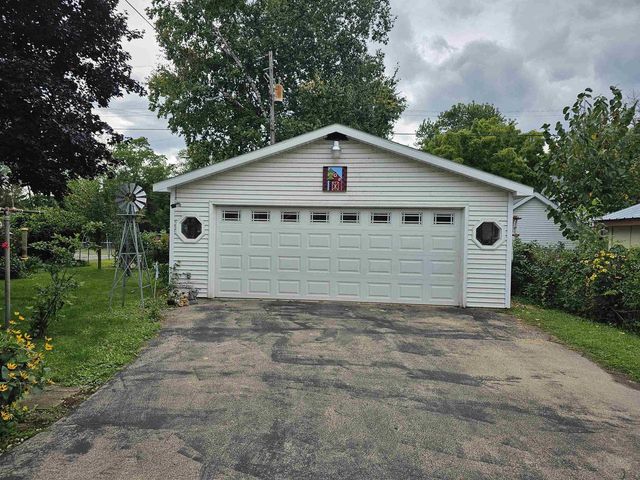 113 N STATE STREET, Waupaca, WI 54981
