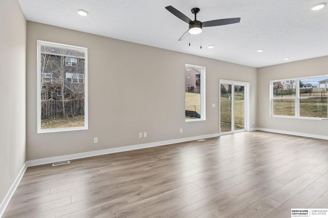 7713 N 116th Avenue, Omaha, NE 68142