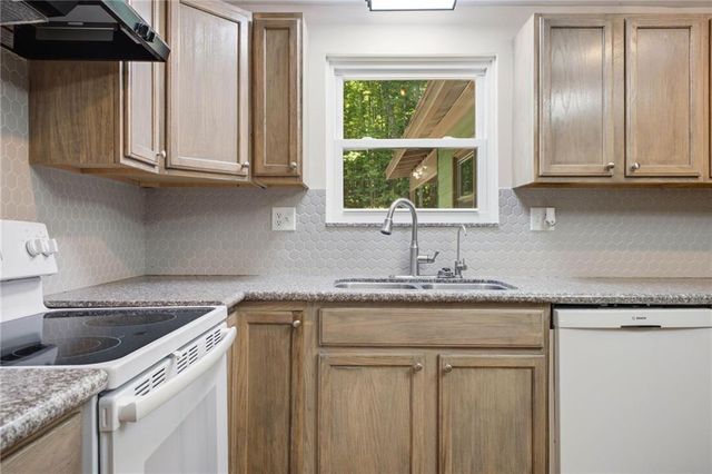 68 Country Creek Road NE, White, GA 30184