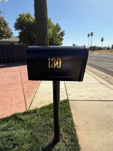 130 Mcgregor St, Merced, CA 95341