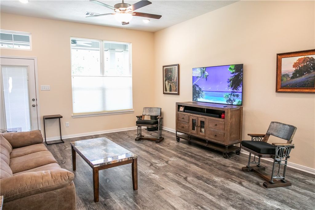 2010 Winepress, Brenham, TX 77835 — photo 2