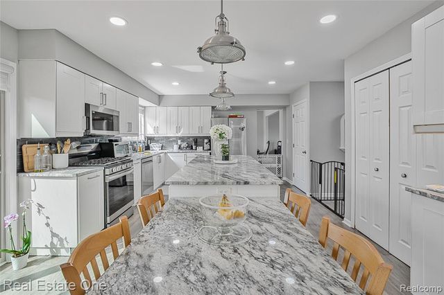 2590 Oakham Court, Canton, MI 48188