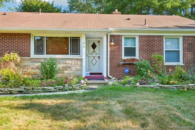 74 Barrington Road, Bloomfield Hills, MI 48302