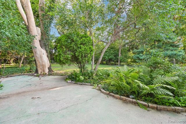 74 Barrington Road, Bloomfield Hills, MI 48302