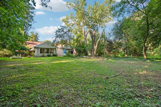 74 Barrington Road, Bloomfield Hills, MI 48302