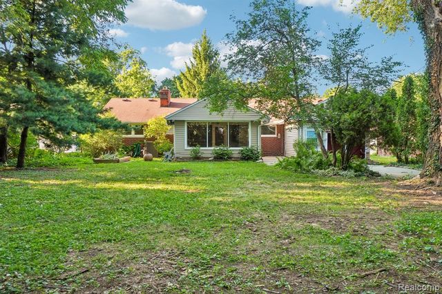 74 Barrington Road, Bloomfield Hills, MI 48302