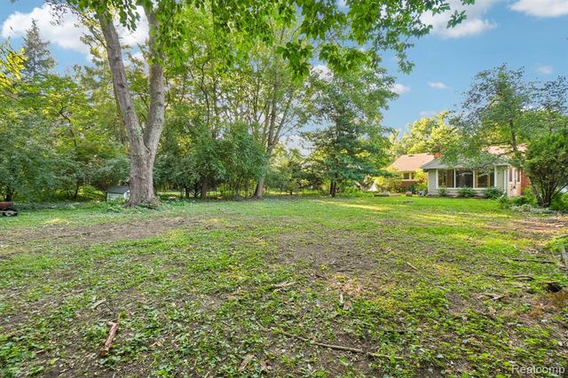 74 Barrington Road, Bloomfield Hills, MI 48302