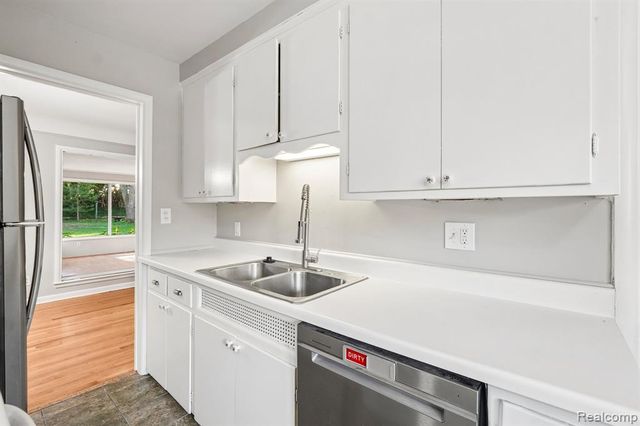74 Barrington Road, Bloomfield Hills, MI 48302