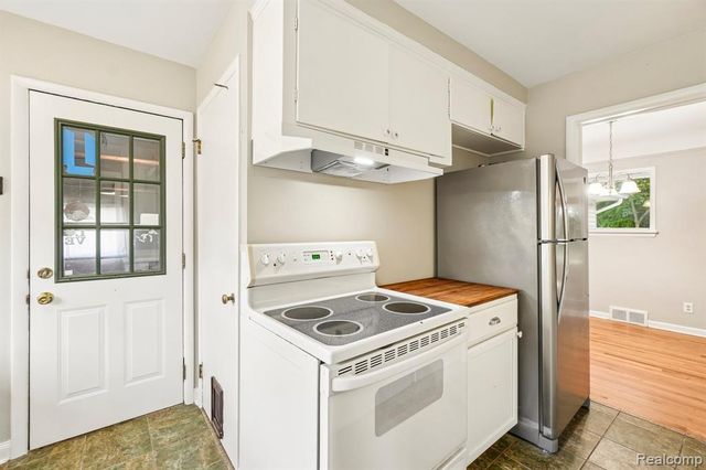 74 Barrington Road, Bloomfield Hills, MI 48302