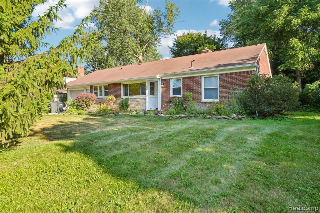 74 Barrington Road, Bloomfield Hills, MI 48302