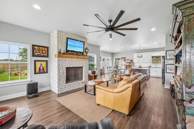 116 E Bexar Street, Mabank, TX 75147