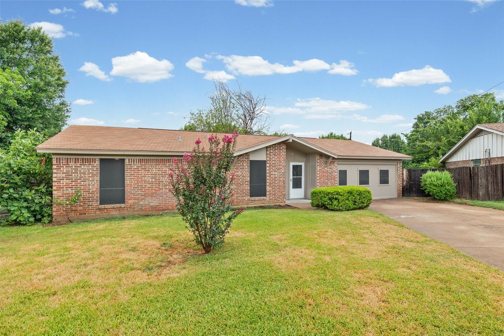 1915 Westover Court, Arlington, TX 76015
