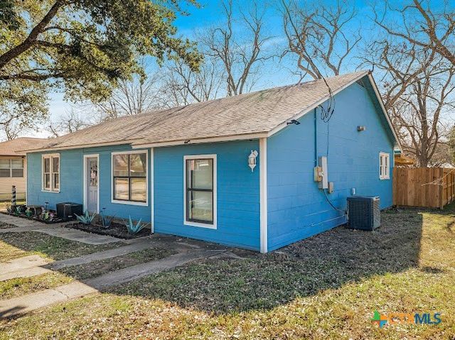 1510 N Avenue, Shiner, TX 77984