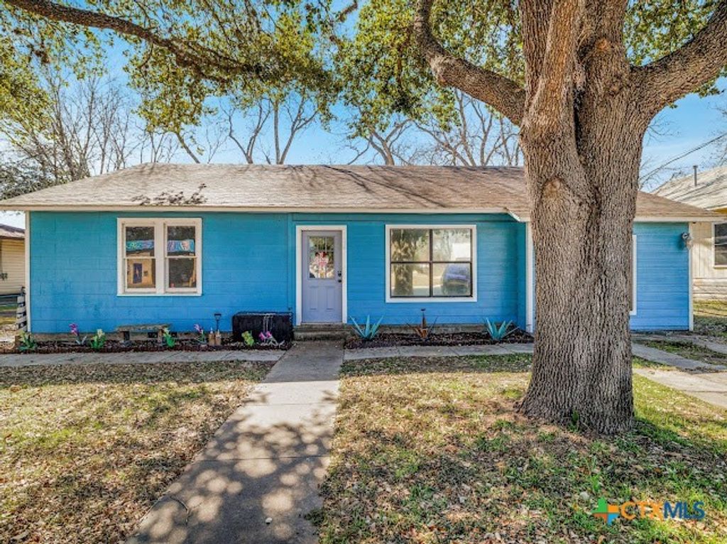 1510 N Avenue, Shiner, TX 77984