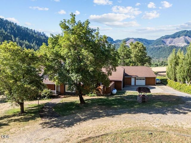 12974 E Evans Creek Road, Rogue River, OR 97537