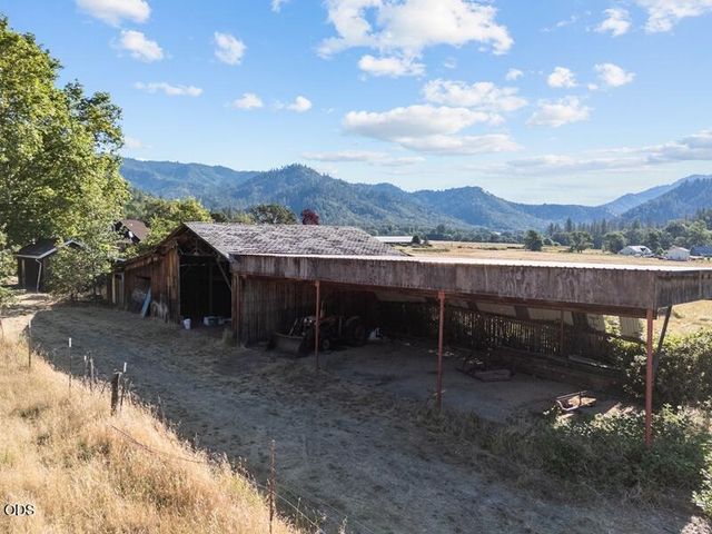 12974 E Evans Creek Road, Rogue River, OR 97537