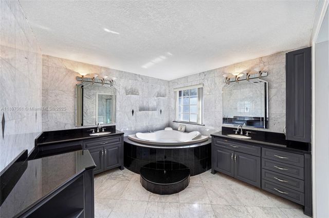 8881 NW 189th Ter, Hialeah, FL 33018