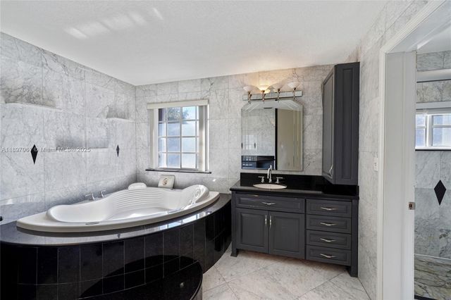 8881 NW 189th Ter, Hialeah, FL 33018