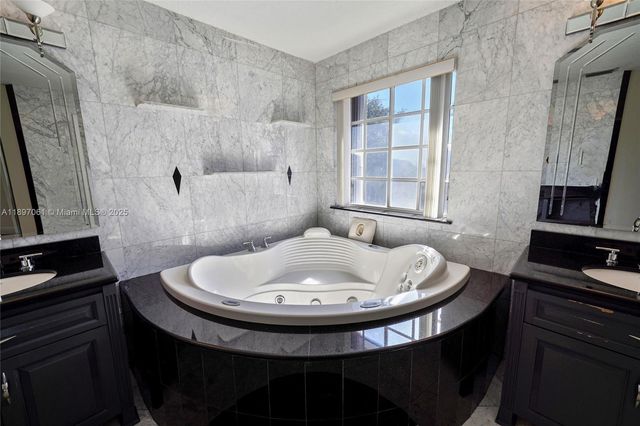 8881 NW 189th Ter, Hialeah, FL 33018