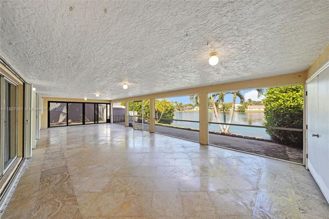 8881 NW 189th Ter, Hialeah, FL 33018