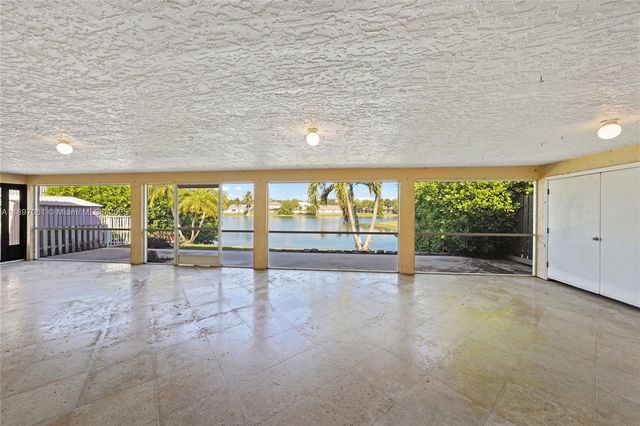 8881 NW 189th Ter, Hialeah, FL 33018