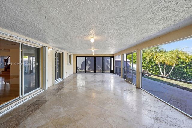 8881 NW 189th Ter, Hialeah, FL 33018