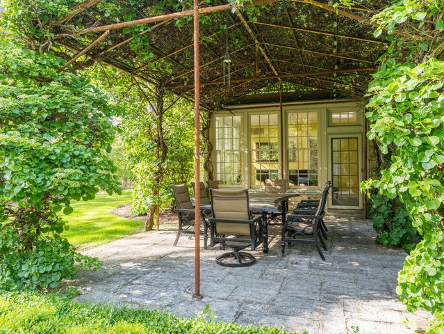 875 Country Club Road, St. Charles, IL 60174