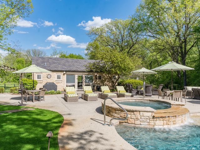 875 Country Club Road, St. Charles, IL 60174