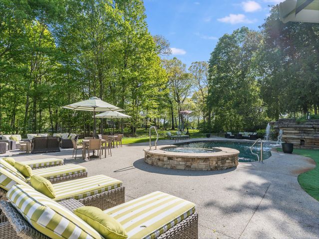 875 Country Club Road, St. Charles, IL 60174
