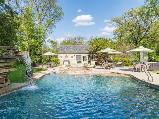 875 Country Club Road, St. Charles, IL 60174