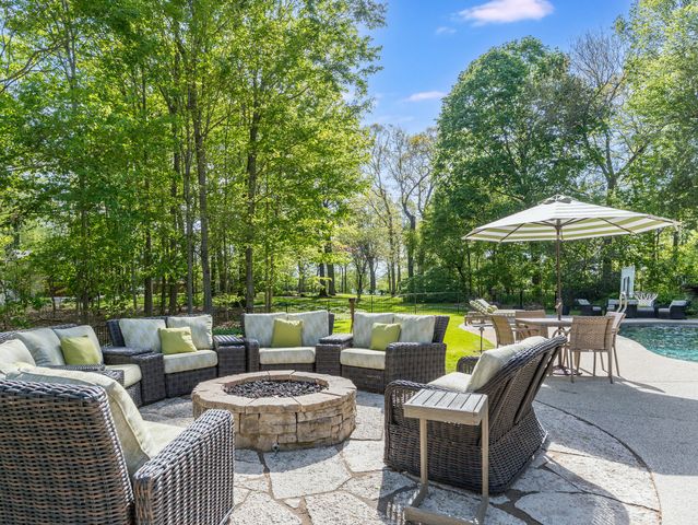 875 Country Club Road, St. Charles, IL 60174