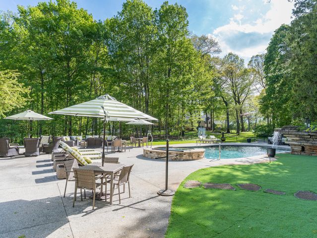 875 Country Club Road, St. Charles, IL 60174