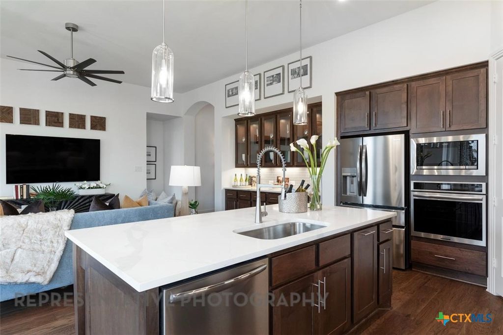 Image 4 of property listing at 255 White Oak, Castroville, TX 78009