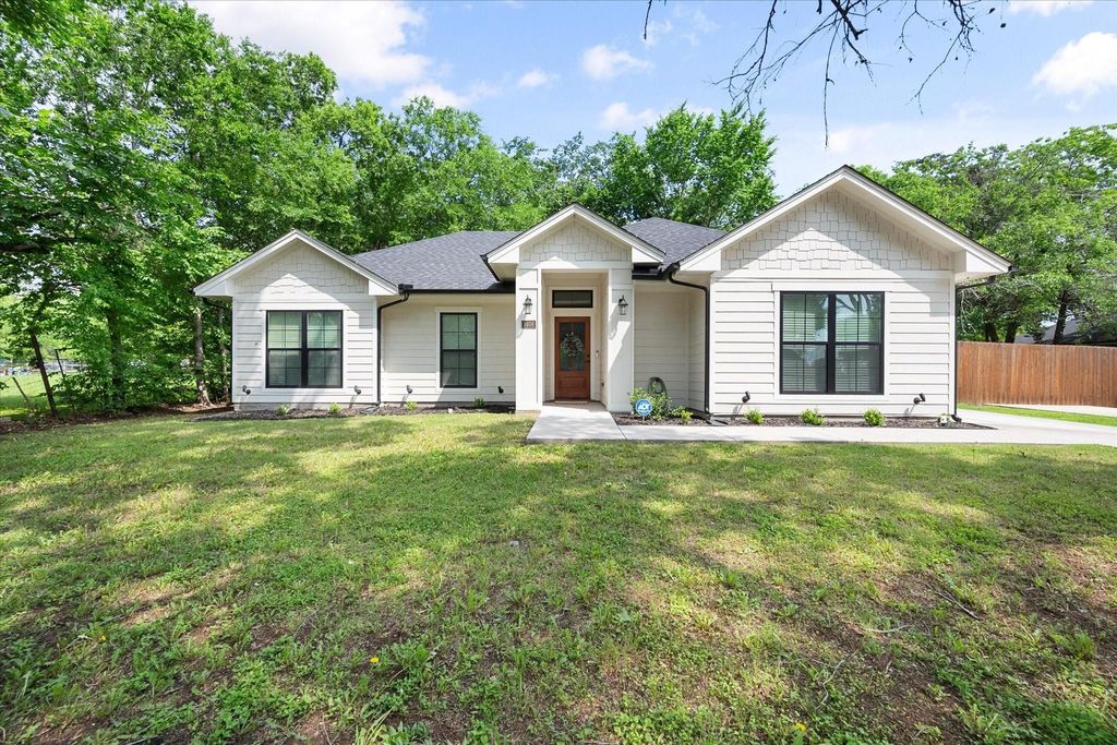 1408 W 13th Avenue, Corsicana, TX 75110