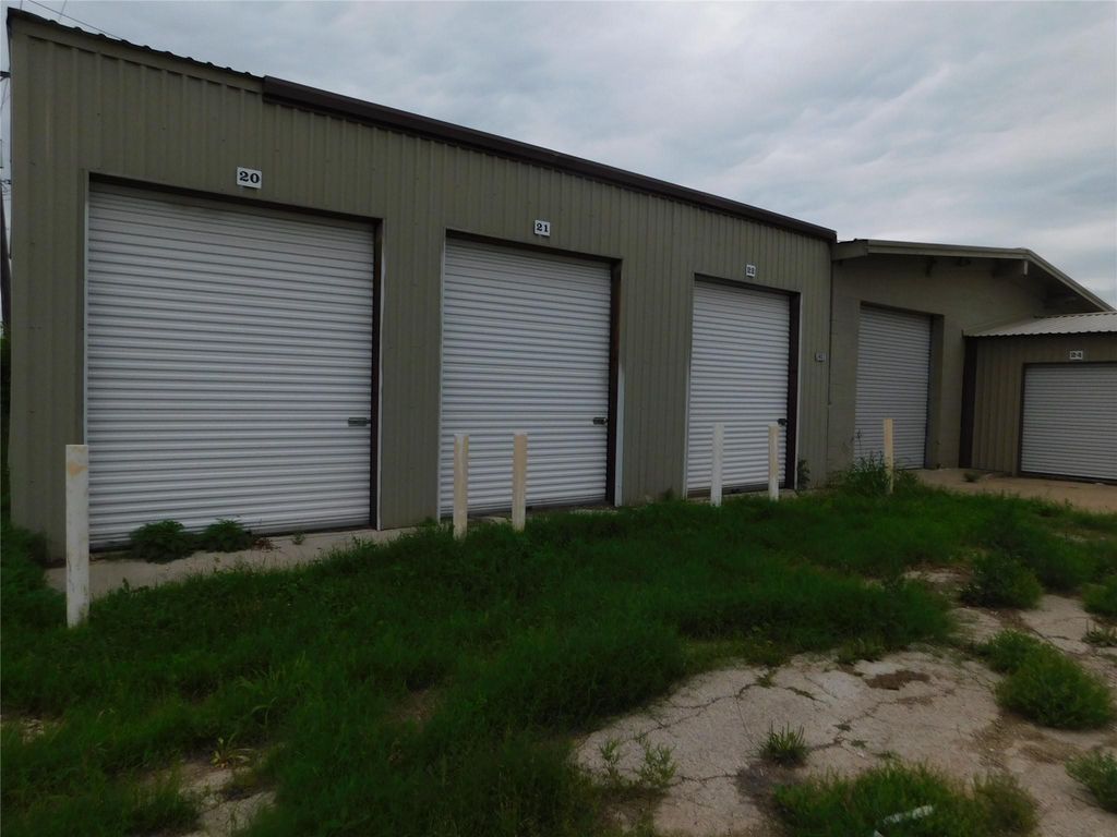 1401 N Neches Street, Coleman, TX 76834