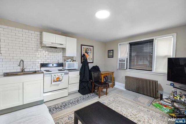 17 Lewis Place, Westwood, NJ 07675