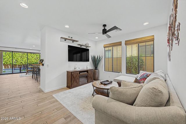 819 E DEER CREEK Road, Phoenix, AZ 85048