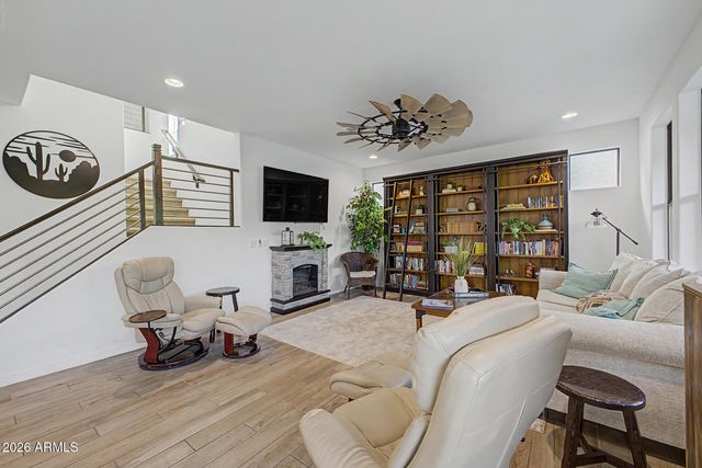 819 E DEER CREEK Road, Phoenix, AZ 85048
