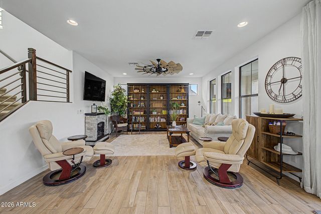 819 E DEER CREEK Road, Phoenix, AZ 85048