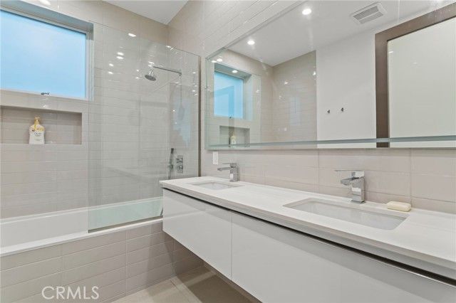 15641 Meadowgate, Los Angeles, CA 91436