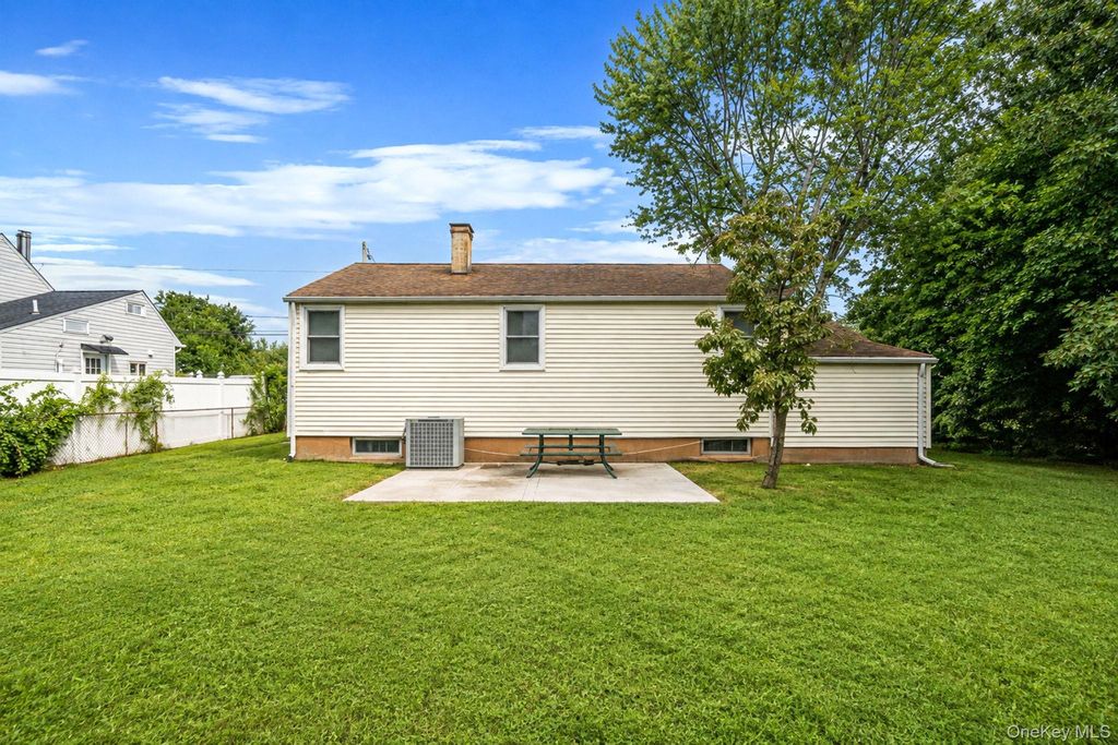 42 Walton Street, Brentwood, NY 11717 — photo 3