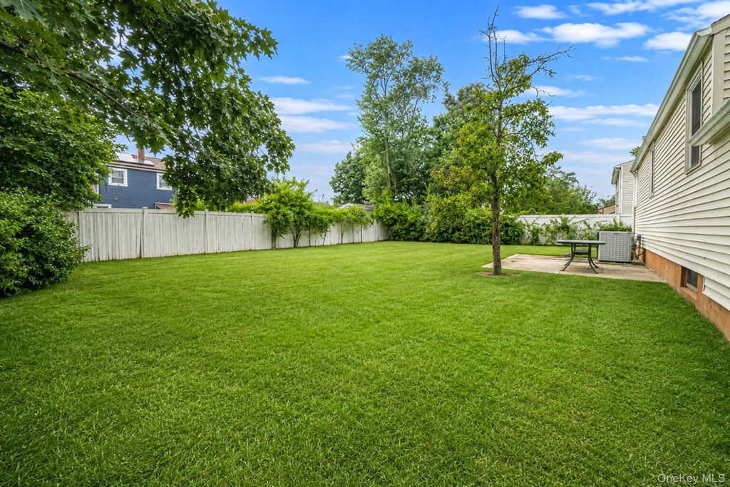 42 Walton Street, Brentwood, NY 11717 — photo 5